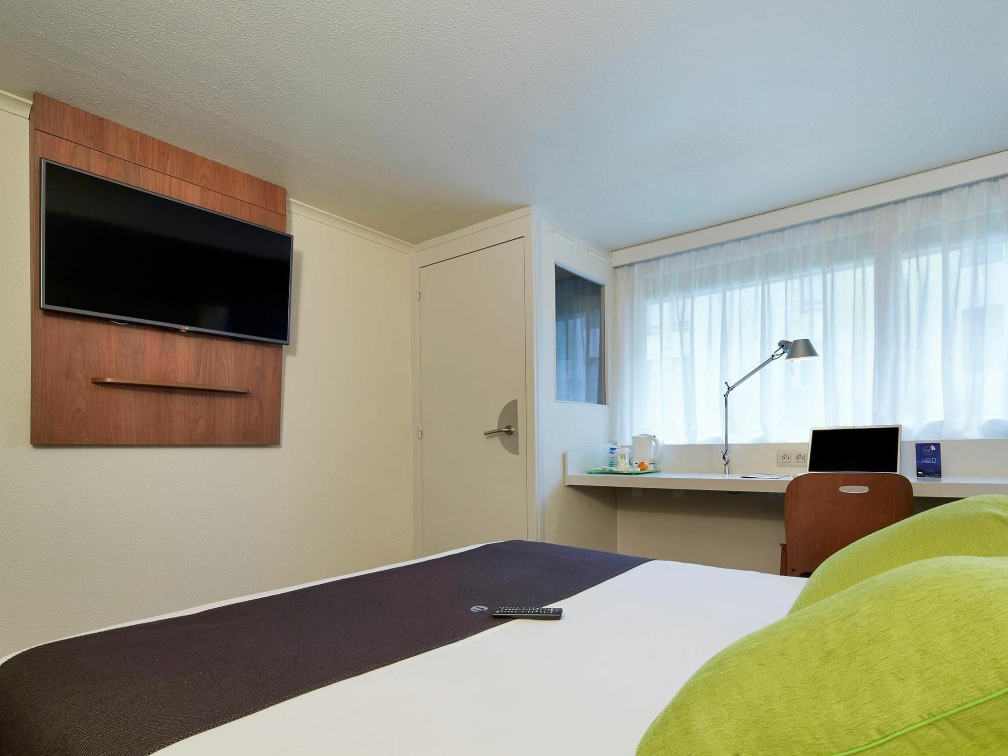 Campanile Orange Centre Sortie 21 Sur A7 A9 Hotel Exterior photo
